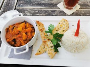 Gemüsecurry mit Reis at ALEX in Rostock