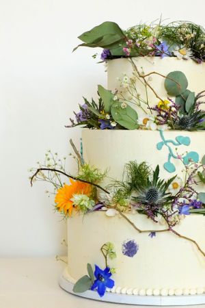 Wildflower wedding cake - earl grey cake layers with orange curd & pumpkin spéculoos cake layers with biscoff frosting  at Chez Malachy - Preorder only in Brussels