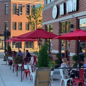 Outdoor seating at Da Vinci in Bloomington