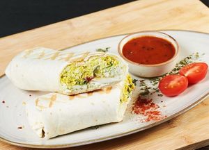 Protein wrap: Mexican tortilla, tofu omelet, Indian salt, turmeric, tomato, pickled cucumber, dill, lettuce, served with salsa sauce at Eywa in Moscow