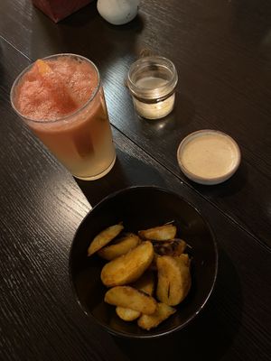 Grapefruit lemonade and potato fries with sauce at Eywa in Moscow