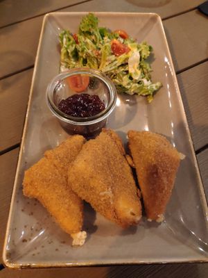 Keesecken mit Preiselbeeren. Vegan cheese wedges with cranberries. at Försters in Berlin