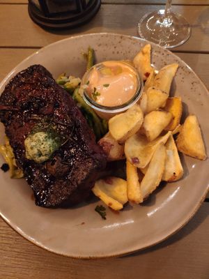 Seitansteak mit grünen Bohnen, Schaufelfritten und Kräuterbutter.
Seitan steak with green beans, fries and herb butter.. at Försters in Berlin