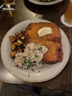 Schnitzel mit Bratkartoffeln  at Försters in Berlin