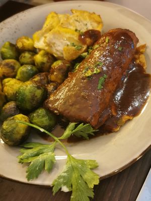 Roulade in Rotweinsoße, Kartoffelgratin und Rosenkohl at Försters in Berlin
