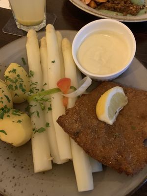 Spargel mit Sojaschnitzel und Sauce Hollandaise   at Försters in Berlin