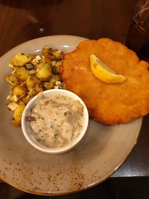 Hähnchenschnitzel with Pilzrahmsauce and Bratkartoffeln at Försters in Berlin