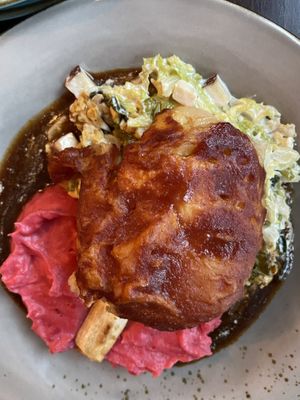 Hähnchenkeule mit Rahmwirsing und Rote-Beete-Kartoffelbrei  at Försters in Berlin