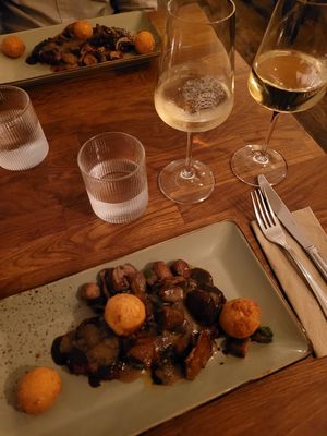 Seitan-Jackfruit-Medaillons mit Mandelkartoffelbällchen (Teil eines 3 Gänge Menüs) at Försters in Berlin