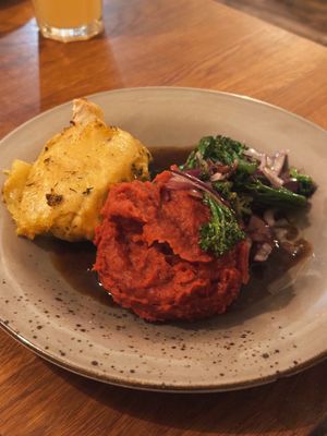 „Maishühnchen“ mit Rote-Beete-Kartoffelpüree und wildem Brokkoli  at Försters in Berlin
