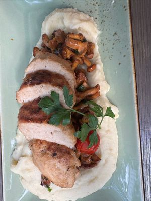 Grilled vegan chicken, chanterelles, truffle mashed potatoes   at Försters in Berlin