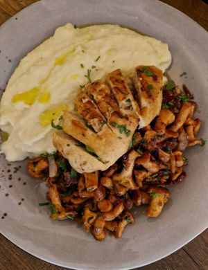Trüffel pure with vegan chicken breasts and seasonal mushrooms at Försters in Berlin