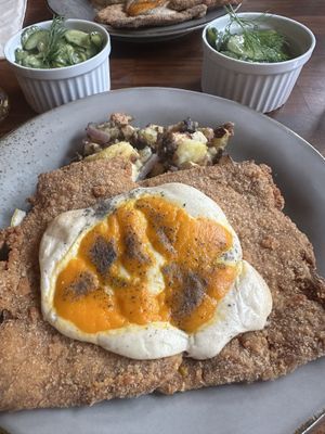 Hamburger Schnitzel mit Bratkartoffeln und Gurkensalat  at Försters in Berlin