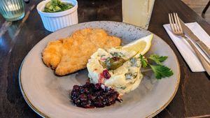 Vegane Hähnchenschnitzel mit Kartoffelsalat und Preiselbeeren at Försters in Berlin