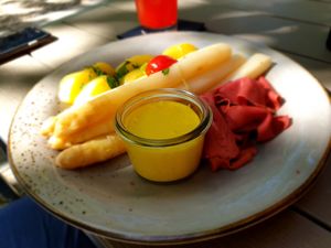 Deutscher Spargel mit Seitan-Schinken / german asparagus with new potatoes and sauce hollandaise at Försters in Berlin