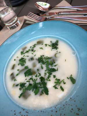 Spargelsuppe mit weißem & grünen Spargel / asparagus soup with white & green asparagus at Försters in Berlin