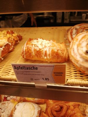 Vegan Apfeltasche 1.85 EUR at SXF - Kamps - TA in Berlin