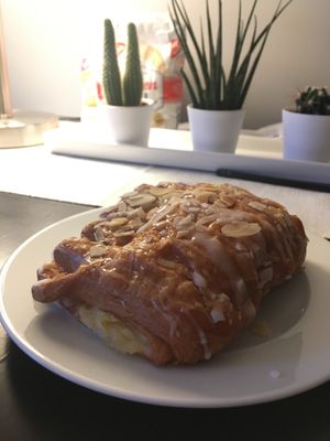 Apple and almond  at SXF - Kamps - TA in Berlin