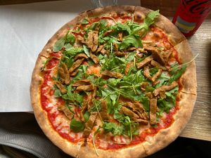 Pizza con mozzarella vegan, vöner e rucola   at Pizzeria-Kebab Monte Ararat in Varese