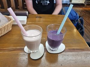 vegan Strawberry and blueberry shake at Country-Side in Hashimoto