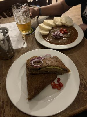 Guláš a bramborák plněný robi a "sýrem”  at Vegalite in Brno