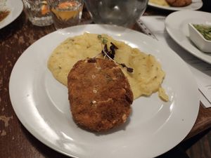 Holland schnitzel with mashed potatoes at Vegalite in Brno