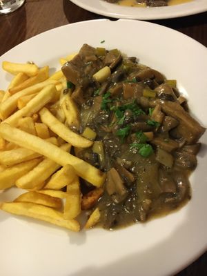 robi seitan noodles with mushrooms in wine at Vegalite in Brno