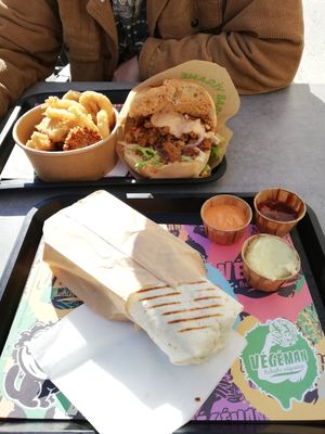 Dürüm, Kebab und leckere Beilagen at Végéman in Strasbourg