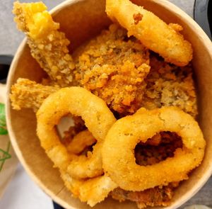Bucket containing onion rings, cheeze sticks and nuggets, served with three sauces of choice at Végéman in Strasbourg