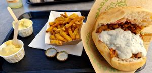 Kebab menu: sauce of choice, fries,  drink and kebab with seitan at Végéman in Strasbourg
