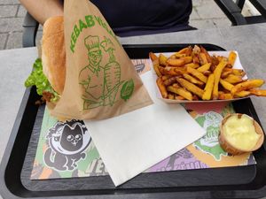 Kebab et frites véganaise at Végéman in Strasbourg