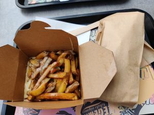 Frites sauce fauxmagère (excellente!) at Végéman in Strasbourg