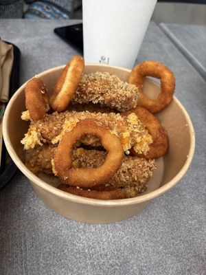 Bucket with onion rings, "chicken"wings, cheesesticks at Végéman in Strasbourg