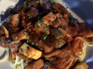 Chambotta (vegan ratatouille over linguine) at Faro Blanco Restaurant in Noord