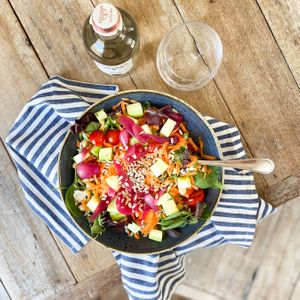 FRESCA - misticanza e riso thai, ceci, carote, pomodorini, cetrioli, petali di cipolla all'agro e semi di girasole - vegan at Il Melograno in Trieste