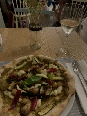 pizza vegana con mozzarella fatta da loro, crema di melanzane e cipolla caramellata   at Il Melograno in Trieste