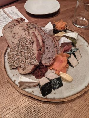 Cheese and bread plate #Veganuary at MESA Restaurant in Paris