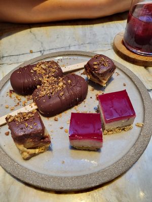 There's ginger cake, raspberry glaze, dulce de leche, tonka bean ice cream, candied pecans at MESA Restaurant in Paris