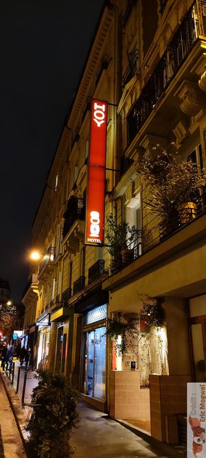Facade at MESA Restaurant in Paris