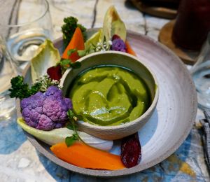 crudités de saison, dips aux herbes at MESA Restaurant in Paris