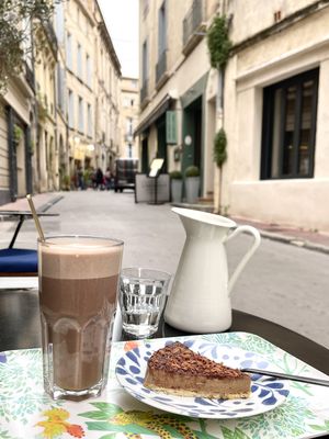 Tiramisù with hot chocolate at Peacefood Cafe in Montpellier