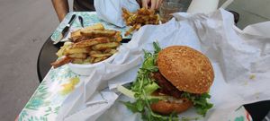 Burger "fromage" et frites maison at Peacefood Cafe in Montpellier