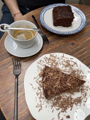 Brownie, café et tiramisuu  at Peacefood Cafe in Montpellier