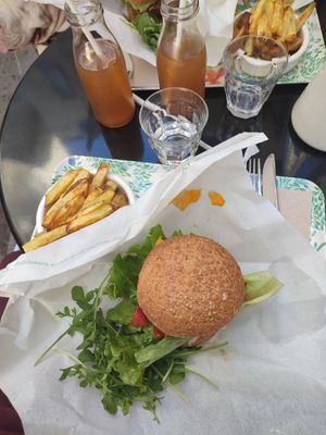 Menu contenant le burger au fromage végan (l'autre fait la même taille que celui-ci) at Peacefood Cafe in Montpellier