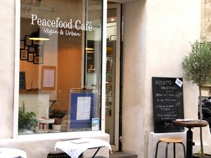 Inside or outside, come and enjoy your meal or your tea-time break with your friends at Peacefood Cafe in Montpellier