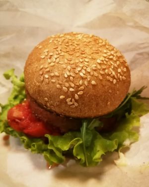 burger vegan Beyond Meat at Peacefood Cafe in Montpellier