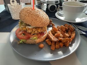 US-Burger mit Süßkartoffel-Pommes   at Grete's in Bremerhaven