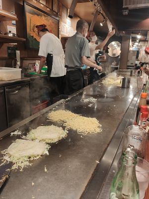 Te preparan la comida en la plancha delante de ti at Kurawanka in Miyajima