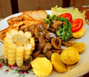 Champiñones en Salsa de Soya Salad by chica vegan at Sabor y Vida in Lima