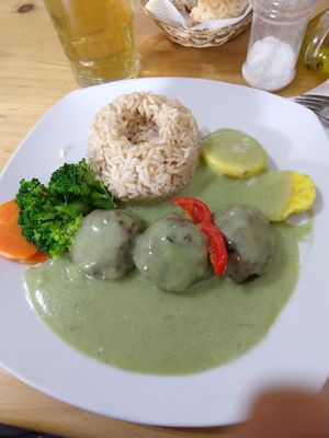"Meat"balls in spinach sauce, veggies and whole grain rice at Sabor y Vida in Lima